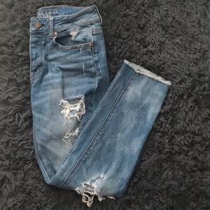 american eagle “tomgirl” medium wash mom jean